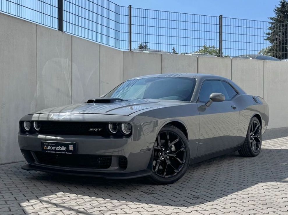 Dodge Challenger SRT zepředu