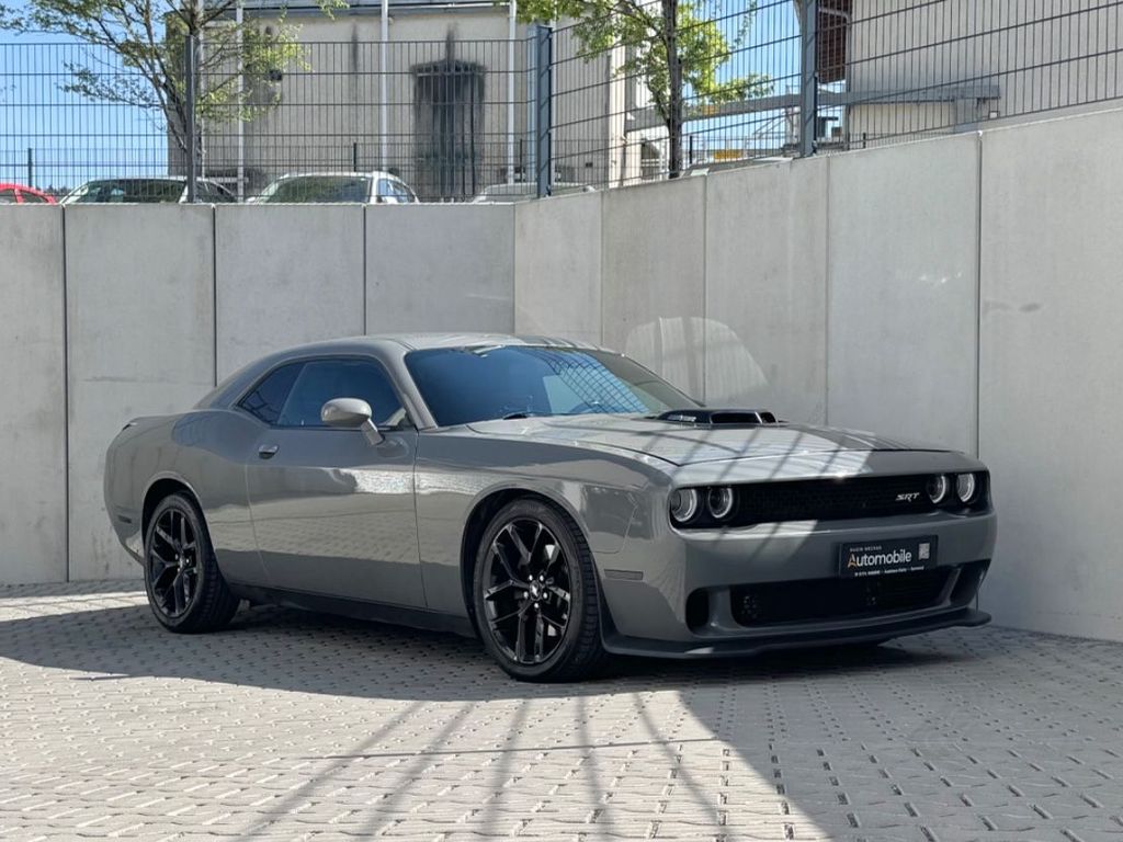 Dodge Challenger SRT zboku