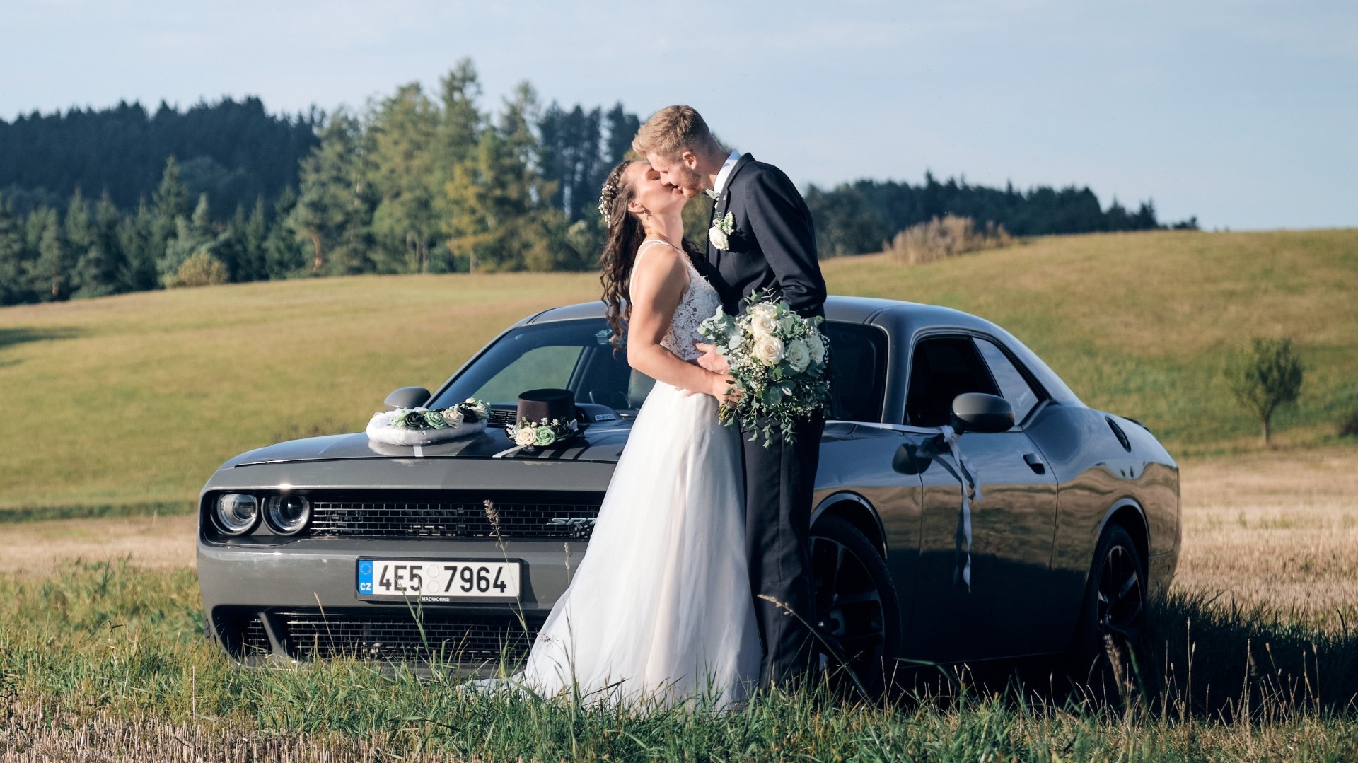 Svatební pár u Dodge Challengeru